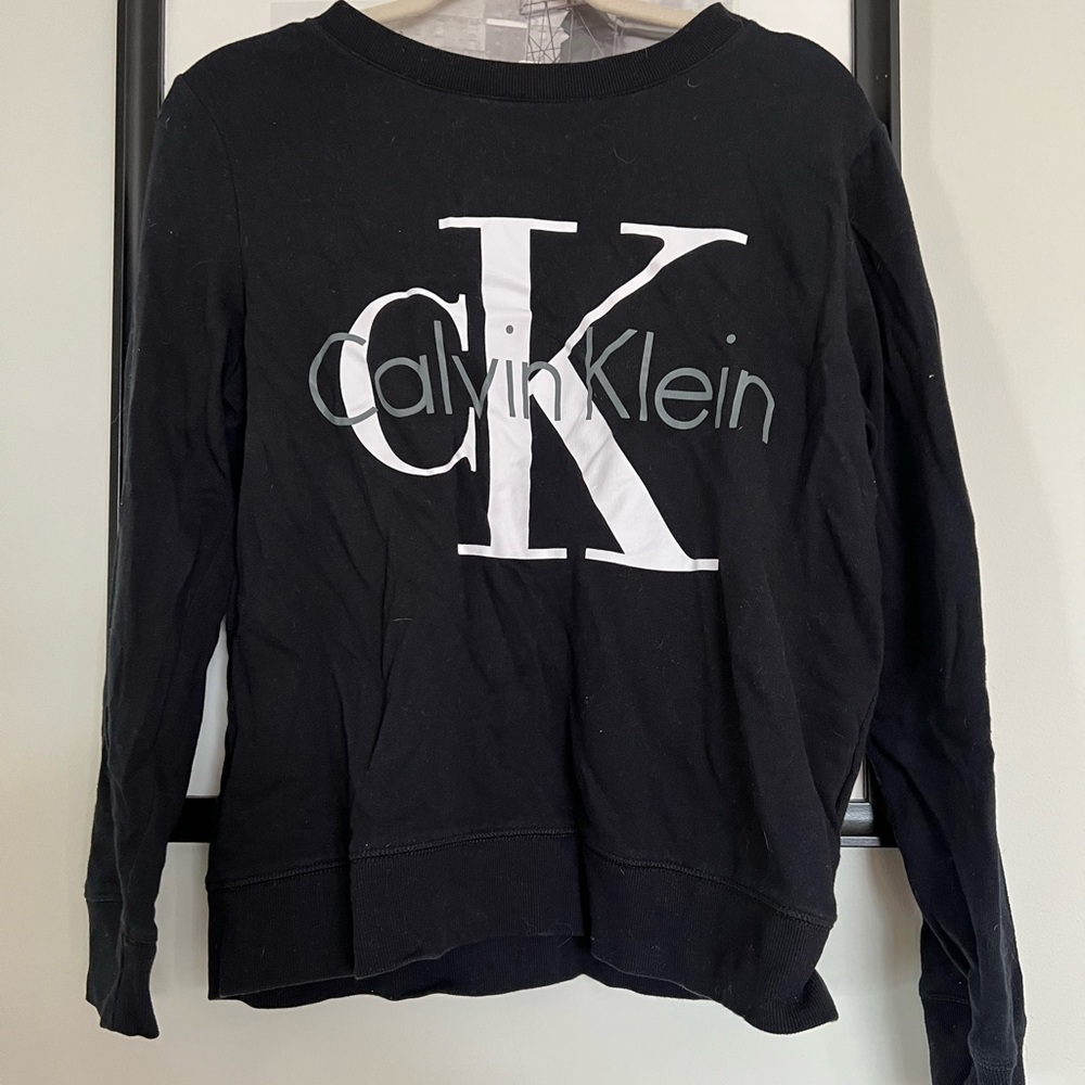 • 2 FOR 1 • Medium cropped Calvin Klein shirts